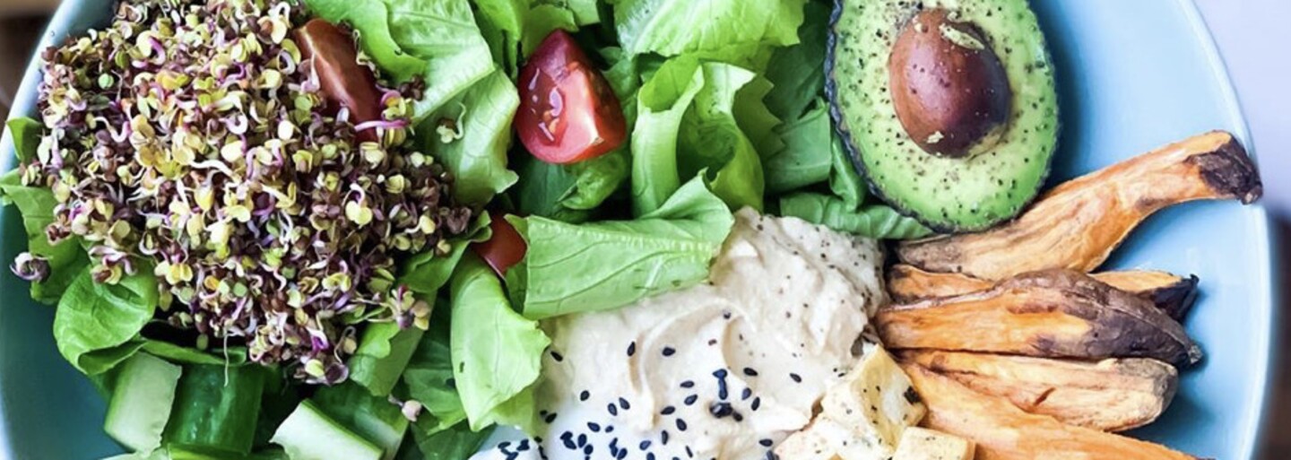 Spoluzakladateľka vegánskeho bistra: Aj vegáni sú ľudia, ktorí občas zhrešia vegan junk foodom (Rozhovor)