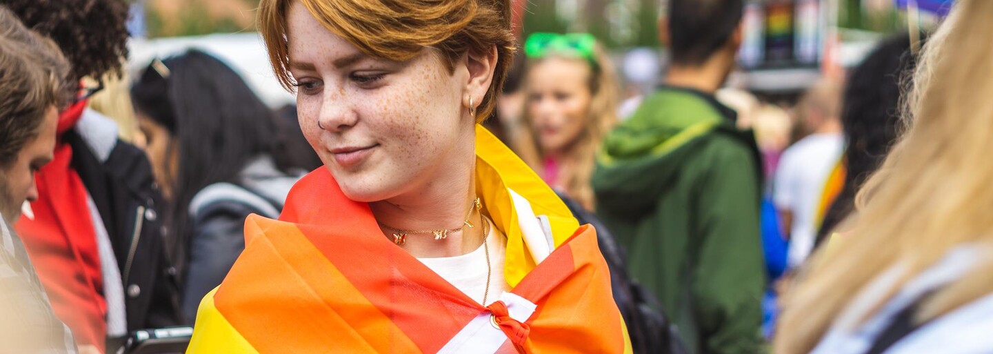 Spolužák na mě křičel, že by mě měli vzít do Osvětimi, říká 14letý transgender chlapec Michael