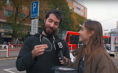 Špongia na pleť alebo brúsny kameň na päty? Muži hádajú ženské make-up pomôcky Špongia na pleť alebo brúsny kameň na päty? Muži hádajú ženské make-up pomôcky