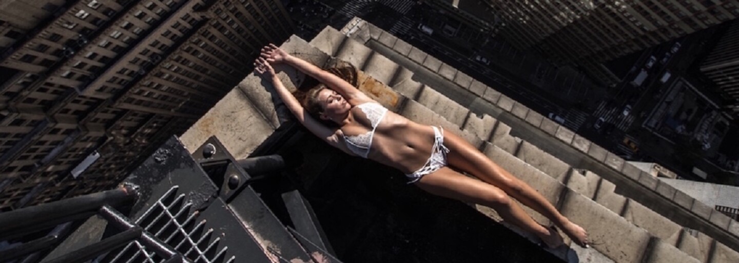 Spoře oděné modelky v kombinaci s panoramatem New Yorku? Japonský fotograf přesně ví, jak lidi zaujmout