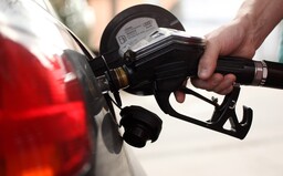 Spotřební daň benzinu a nafty se na léto sníží. Zákon podepsal prezident