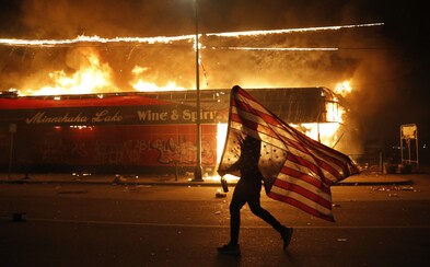 Spousta lidí při rabování přišla o všechno. Český youtuber nám popsal situaci v USA, kde zuří protesty Spousta lidí při rabování přišla o všechno. Český youtuber nám popsal situaci v USA, kde zuří protesty