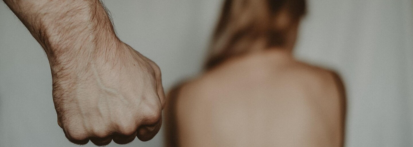 Poznala ho přes Tinder, znásilnil ji u sebe doma: Myslela jsem si, že je to moje vina, už vím, že to není pravda (Rozhovor)