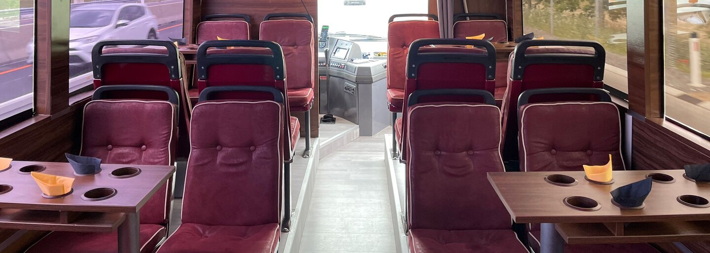 Sprevádzala som 15 Švajčiarov na striptíze v párty autobuse. Zažili sme rozlúčku so slobodou, ako sa patrí (Reportáž)