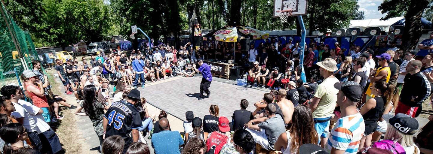Sprievodný program Hip Hop Žije ponúkne najväčší graffiti jam aj streetdance súťaž. Môžeš si dať spraviť grillz a ostrihať sa u barbera