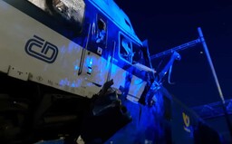 Srážka vlaků u Českého Brodu: Jeden mrtvý, desítky zraněných. Způsobilo ji zřejmě selhání člověka