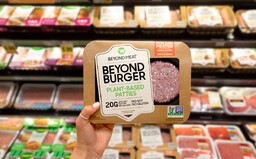 Srovnání veganské nabídky českých supermarketů. Nejlépe si vede Globus, v Penny není ani základ