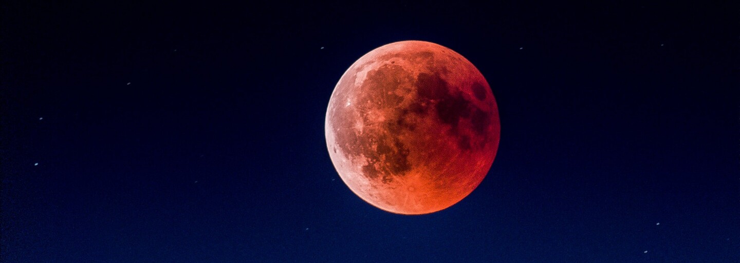 Srpnový úplněk bude červený a jasný, ztíží sledování Perseidů