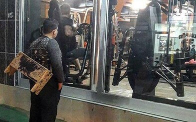 Stačila jediná fotka uprchlíka, jak hledí přes okno do fitka, a majitelé se rozhodli pro velké gesto. Syřan dostal celoživotní permanentku Stačila jediná fotka uprchlíka, jak hledí přes okno do fitka, a majitelé se rozhodli pro velké gesto. Syřan dostal celoživotní permanentku