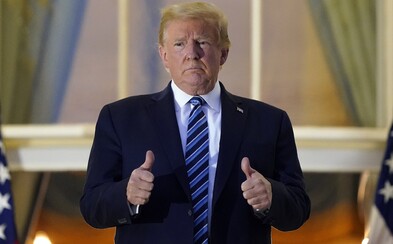 Stále korona pozitívny prezident Donald Trump si po návrate do Bieleho domu dal dole rúško Stále korona pozitívny prezident Donald Trump si po návrate do Bieleho domu dal dole rúško