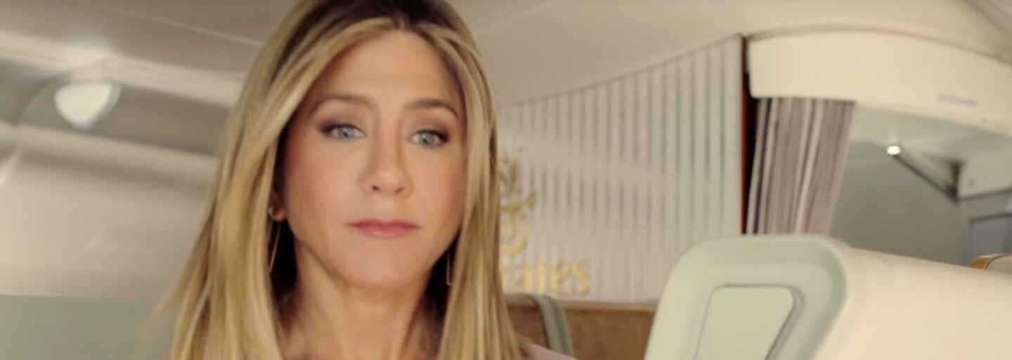 Stále krásná Jennifer Aniston si utahuje z konkurence v reklamě pro Emirates. Vyměnila i první třídu za ekonomickou