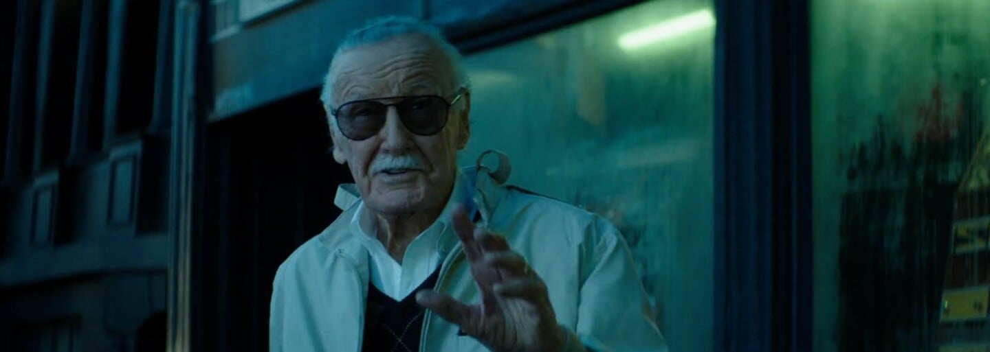 Stan Lee má podlomené zdravie a jeho rodina sa ho snaží pripraviť o majetok. Režisér Kevin Smith ho pozval žiť k nemu