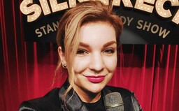 Stand-up komička Simona: Rytmus nezaútočil len na mňa, ale na všetky ženy, ktoré so sebou nie sú spokojné (Rozhovor)