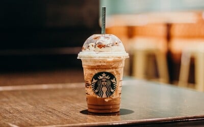Starbucks chce v USA do roku 2025 skoncovať s ikonickými jednorazovými pohármi