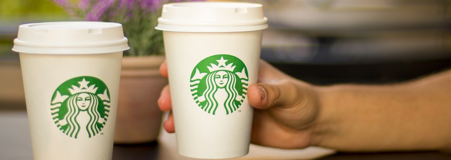 Starbucks má vianočnú reklamu, ktorou búra tabu. Necháva v nej bozkávať sa na pery dve ženy