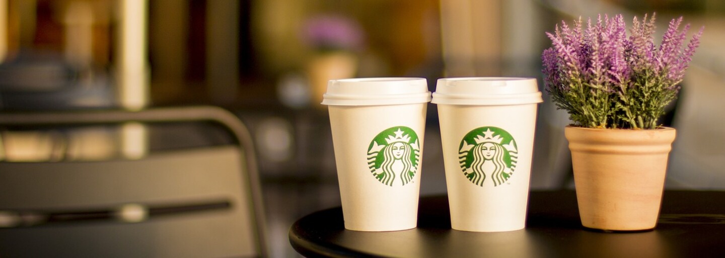 Starbucks přestane používat plastová brčka