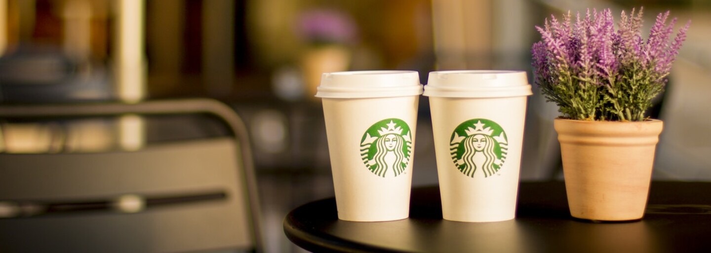 Starbucks otvoril svoju najväčšiu kaviareň na svete. Je veľká ako polovica futbalového štadióna