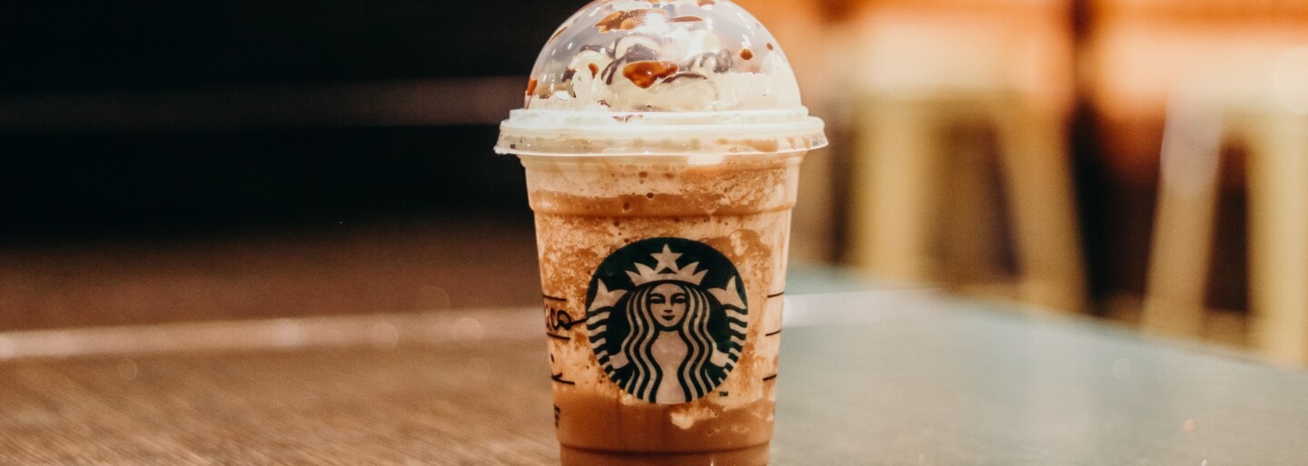 Starbucks po 15 letech nadobro opouští Rusko. Zaměstnanci budou dostávat mzdu ještě půl roku
