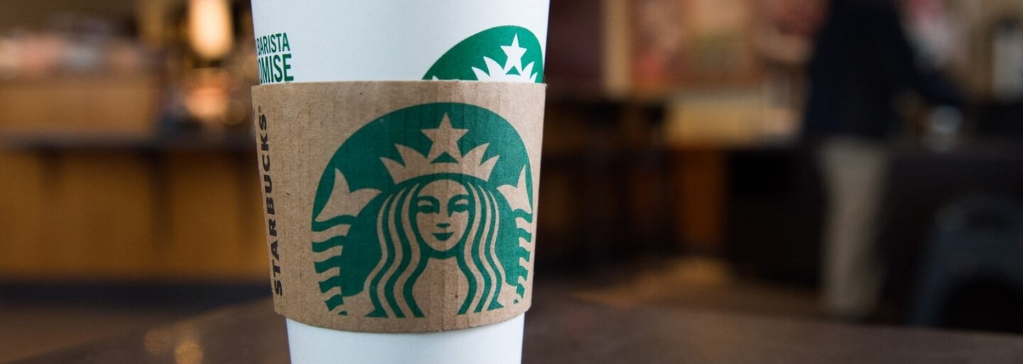 Starbucks zaviedol špeciálne benefity pre transgender zamestnancov. Preplatí im operáciu pŕs či transplantáciu chlpov