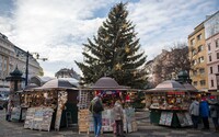 Staromestské vianočné trhy sa tento rok v Bratislave rušia. Na Hviezdoslavovom námestí nebudú tradičné stánky s vínom a lokšami