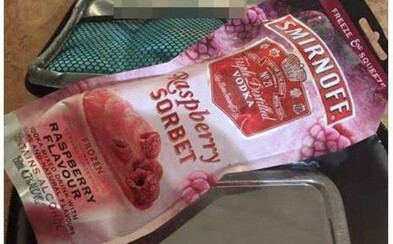 Starostlivá matka nechtěně přibalila 5leté dceři na svačinu ochucenou vodku. Pro tekutý oběd neměly učitelky moc pochopení Starostlivá matka nechtěně přibalila 5leté dceři na svačinu ochucenou vodku. Pro tekutý oběd neměly učitelky moc pochopení