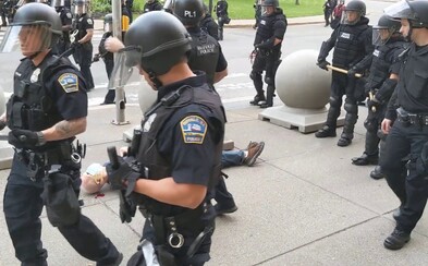 Starší pán, kterého američtí policisté shodili na zem, od incidentu nemůže chodit. Při pádu si poškodil mozek Starší pán, kterého američtí policisté shodili na zem, od incidentu nemůže chodit. Při pádu si poškodil mozek