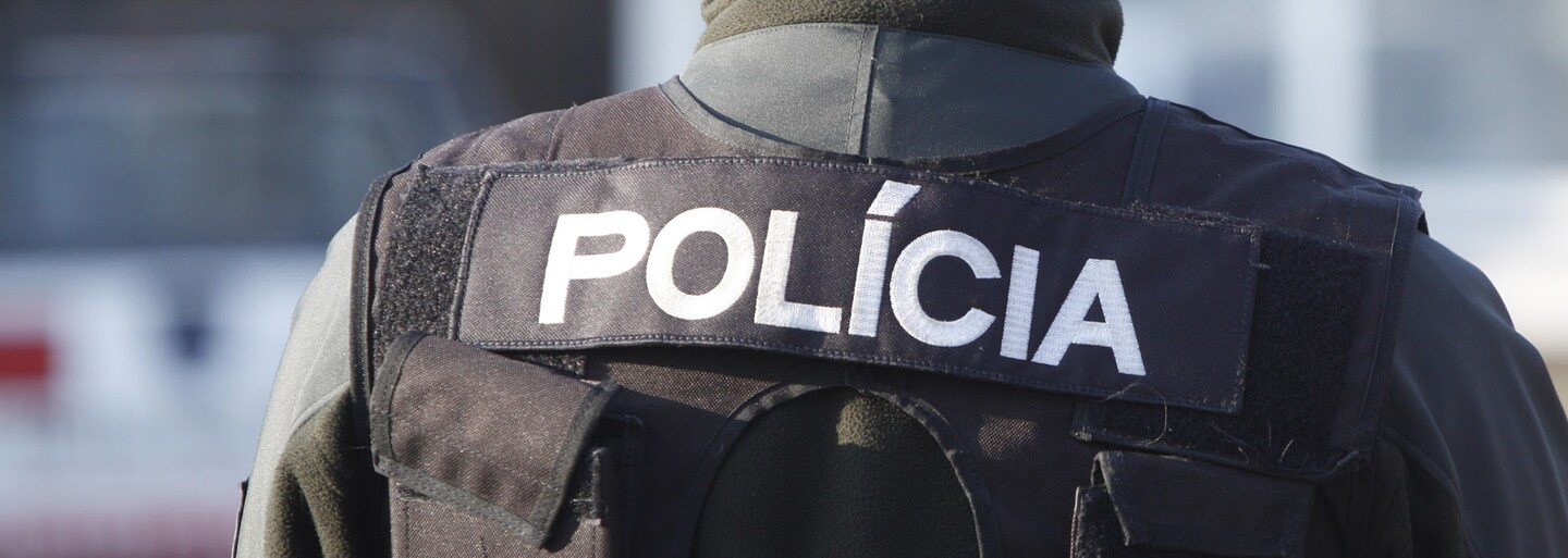Starší pán podrobený dechové zkoušce na alkohol baví celé Slovensko. Policisté ho značně rozrušili