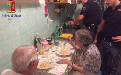 Staručkí manželia boli takí osamelí, že ich plač privolal až policajtov. Tí im navarili špagety a ubezpečili ich, že svet nie je až taký zlý Staručkí manželia boli takí osamelí, že ich plač privolal až policajtov. Tí im navarili špagety a ubezpečili ich, že svet nie je až taký zlý