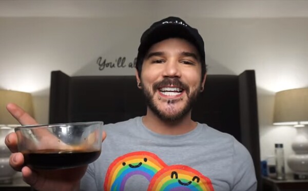 Starý článok tvrdí, že samce myší majú medzi nohami chuťové bunky. Muži na TikToku si teraz semenníky namáčajú do sójovej omáčky