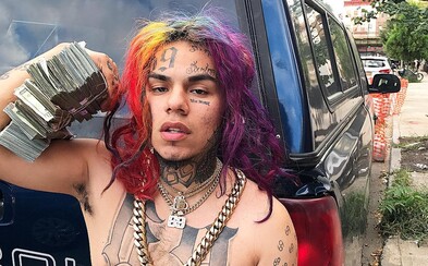 Sázková kancelář vypsala kurzy na to, zda bude 6ix9ine plakat před soudem, který rozhoduje o jeho odsouzení. Očekává slzy Sázková kancelář vypsala kurzy na to, zda bude 6ix9ine plakat před soudem, který rozhoduje o jeho odsouzení. Očekává slzy