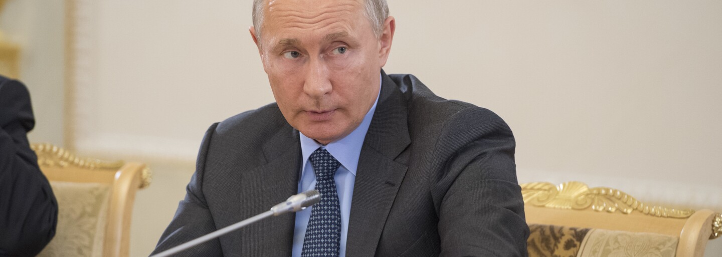 Ste príliš krásna na to, aby ste rozumeli energetike, naznačil Putin americkej reportérke