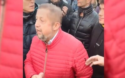 Štefan Harabin nepustil políciu cez vchodové dvere, chceli mu doručiť obvinenie za protesty