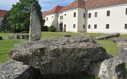 Stonehenge máme aj na Slovensku. Obrovské kamenné piliere si môžeš vychutnať v nedaľekom Holíči