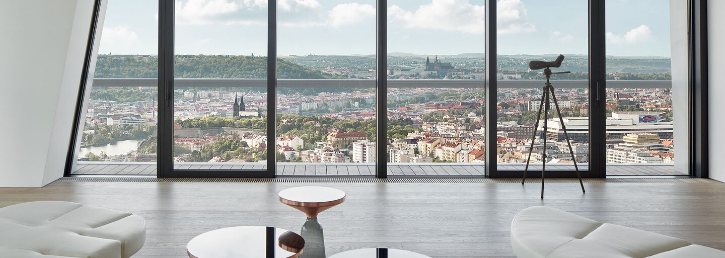 Stovežatá Praha ako na dlani. Takto vyzerá 450 metrov štvorcových obytnej plochy na 3 podlažiach
