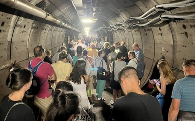Stovky cestujúcich uviazli na niekoľko hodín v Eurotuneli pod morom. Bolo to ako z katastrofického filmu, opisujú