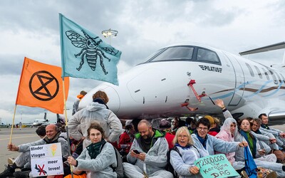 Stovky klimatických aktivistů zablokovaly VIP terminál letiště v Amsterdamu. Kritizují létání soukromými letadly
