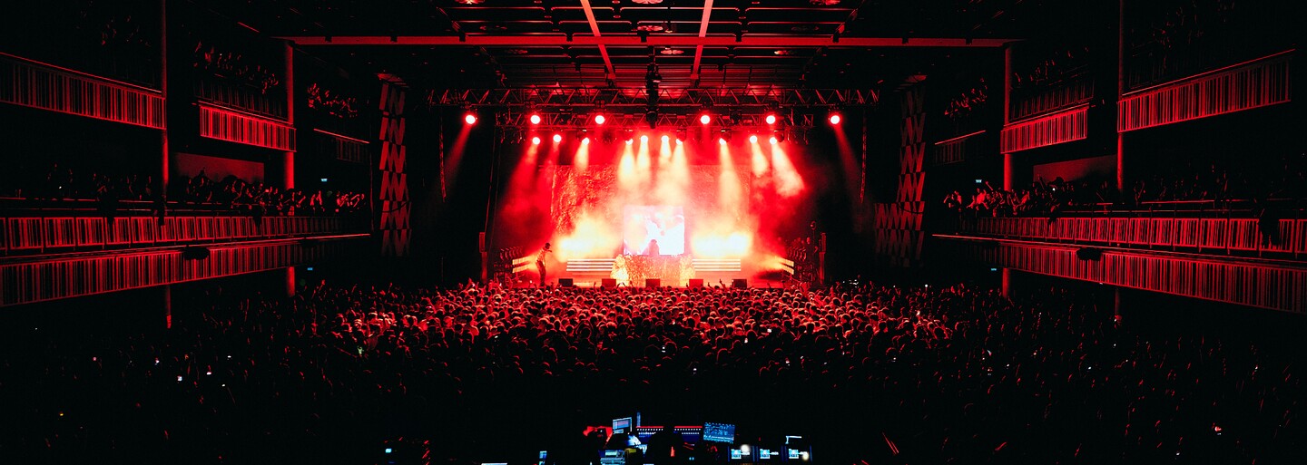 Stovky ľudí v mosh pite a lietajúce poháre od piva či oblečenie. Aký bol Skeptov koncert v Prahe? (Fotoreport)