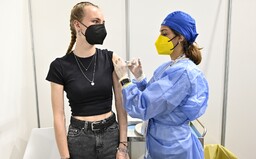 Strach, memečka, ale hlavně nadšení z toho, že bude konec. Zjistili jsme, co si mladí Češi myslí o očkování