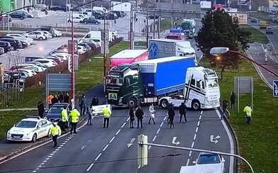 Štrajk autodopravcov v Bratislave pokračuje: Zablokovali jeden z hlavných ťahov, v hlavnom meste sa tvoria rozsiahle kolóny Štrajk autodopravcov v Bratislave pokračuje: Zablokovali jeden z hlavných ťahov, v hlavnom meste sa tvoria rozsiahle kolóny