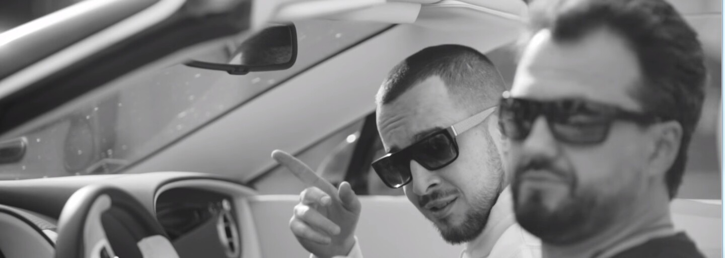 Strapo a Marián Čekovský sa prevážajú v Bentley kabriolete vo videoklipe na ich spoločnú skladbu Tulák