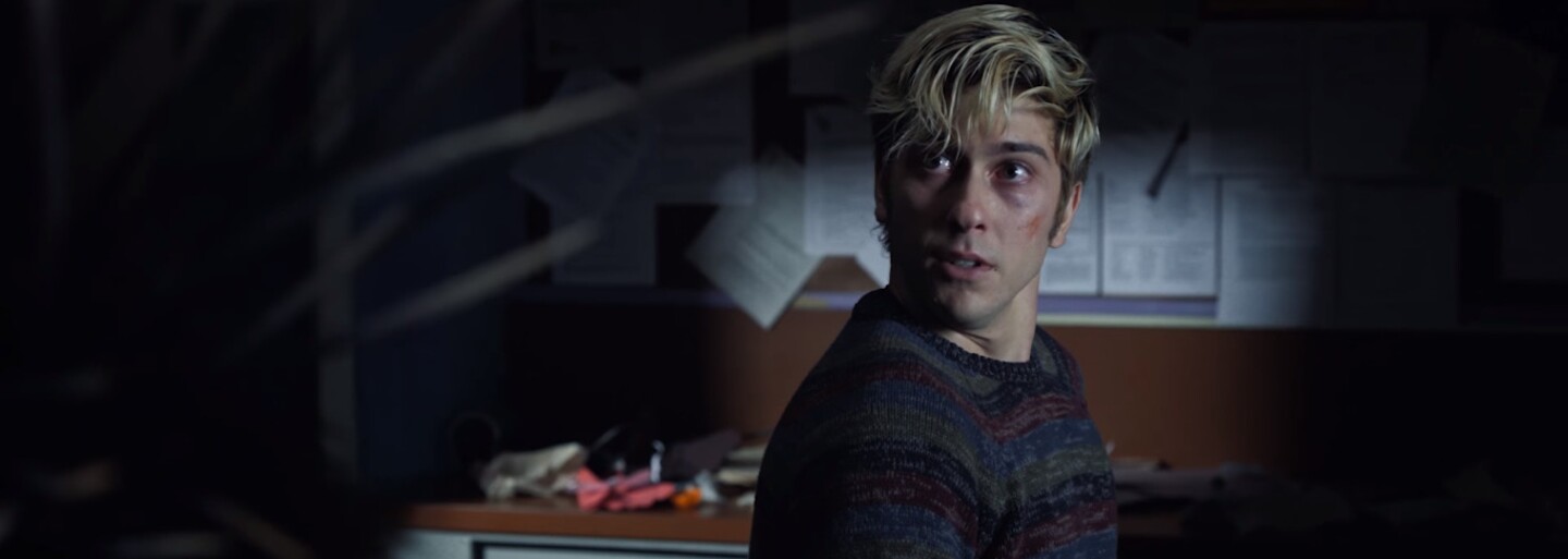 Strašidelný boh smrti Ryuk prehovára Lighta k použitiu vražedného denníka. Death Note od Netflixu odhaľuje debutový klip priamo z filmu