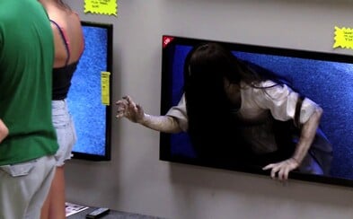 Strašidelný prank se Samarou vylézající z televizí je důkazem podařené reklamní kampaně třetího dílu Kruhu Strašidelný prank se Samarou vylézající z televizí je důkazem podařené reklamní kampaně třetího dílu Kruhu