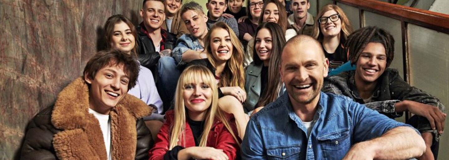 Stredoškolská trieda s najväčším počtom influencerov na Slovensku sa vracia. Čo prinesie seriál Pán profesor?