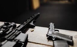 Střelci z Michiganu koupili zbraň rodiče jako vánoční dárek. Nyní jsou obviněni z neúmyslného zabití
