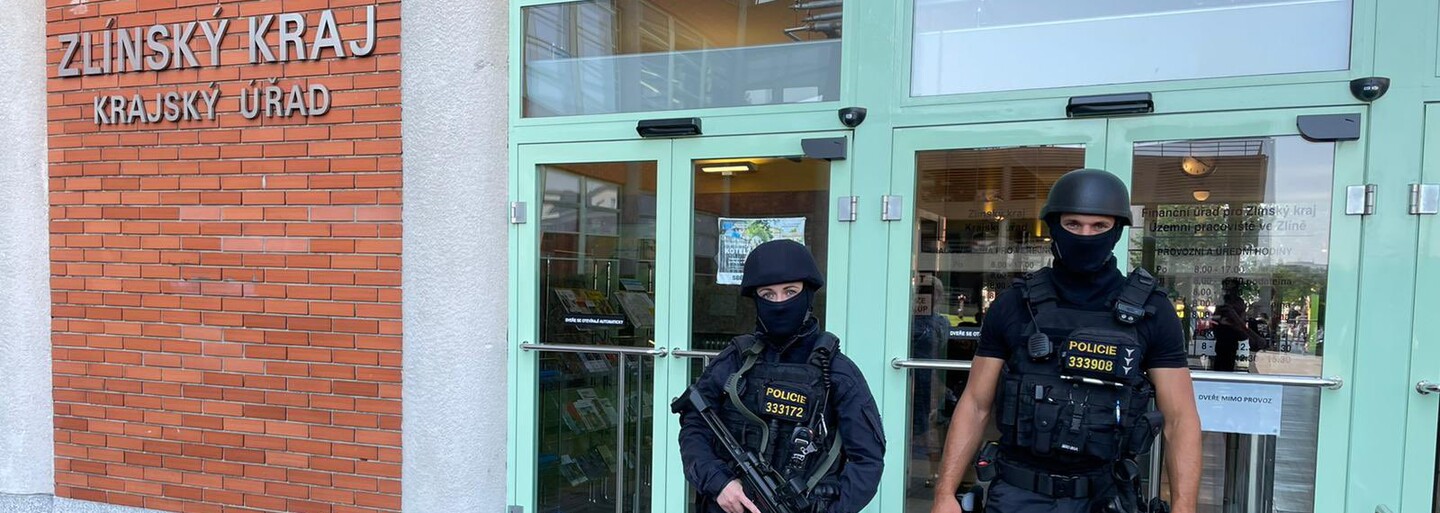Střelec ze Zlína zemřel v nemocnici, policie pokračuje ve vyšetřování