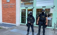 Střelec ze Zlína zemřel v nemocnici, policie pokračuje ve vyšetřování