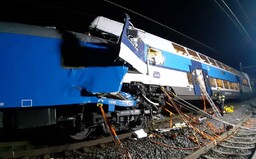 Strojvedoucí u Českého Brodu na červenou zastavil, následně se ale rozjel až na 87 km/h. Důvod je neznámý