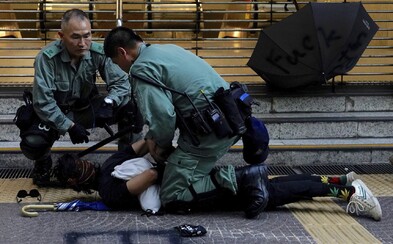 Študent z Hongkongu počas protestov zomrel na následky pádu z budovy. Demonštranti vinia políciu Študent z Hongkongu počas protestov zomrel na následky pádu z budovy. Demonštranti vinia políciu