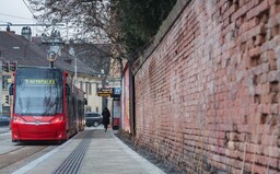 Študenti aj pracujúci budú mať v Bratislave výrazne lacnejšiu električenku, rušia sa však 15-minútové lístky MHD