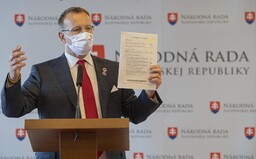 Študenti chcú od vlády zákon, ktorý by odoberal podvodné tituly